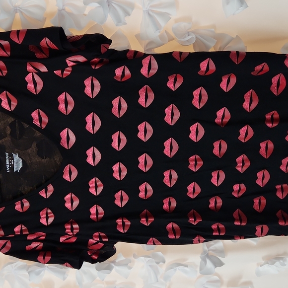 Lane Bryant Lip 💋 Pattern VNeck Tee, 14/16, Valentine's Day Shirt, Black - Picture 4 of 10